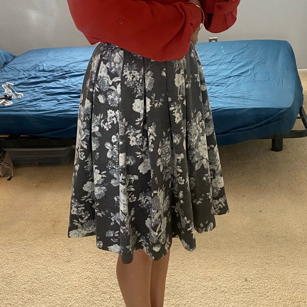 NWT grey floral full pleated skirt